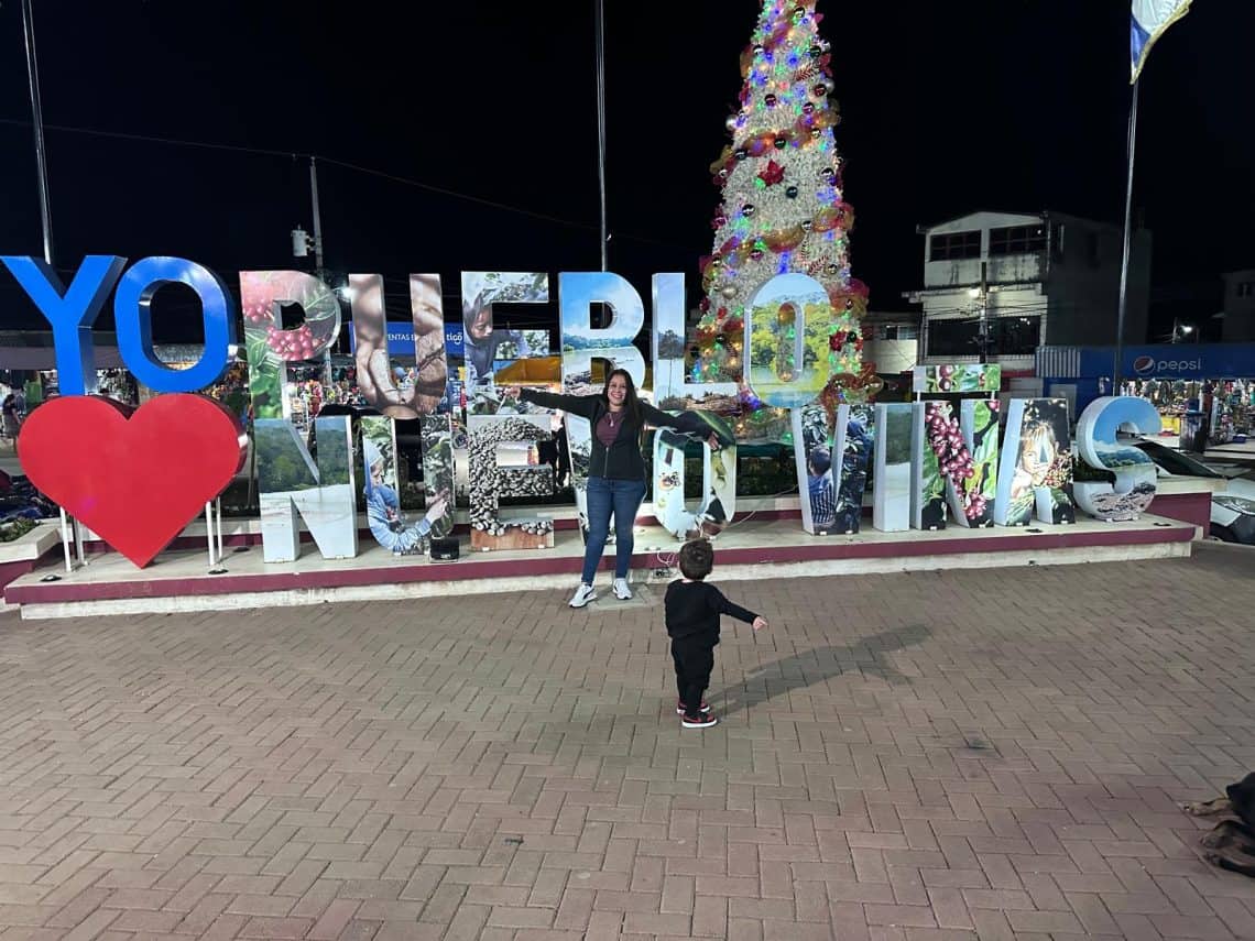 Originaria de Pueblo Nuevo Viñas, Santa Rosa, fue durante una visita a su terruño que una amiga le sugirió finalizar su carrera de Derecho a través de un programa en híbrido, que mezclaba sesiones en línea y examenes presenciales en Guatemala.