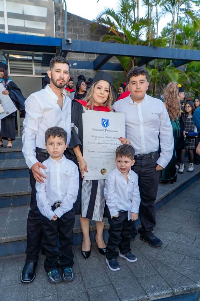 Su esposo y sus tres hijos fueron los invitados de honor a la graduación de la guatemalteca Kelley Morales como abogada y notaria, en noviembre de 2025. Coincidentemente fue en un noviembre, pero de 2014, cuando llegó a Chicago, con más anhelos que esperanzas... pero su carácter, espíritu de servicio y perseverancia le han llevado lejos. – SoyMigrante.com REVISTA – SoyMigrante.com REVISTA Su esposo y sus tres hijos fueron los invitados de honor a la graduación de la guatemalteca Kelley Morales como abogada y notaria, en noviembre de 2025. Coincidentemente fue en un noviembre, pero de 2014, cuando llegó a Chicago, con más anhelos que esperanzas... pero su carácter, espíritu de servicio y perseverancia le han llevado lejos.