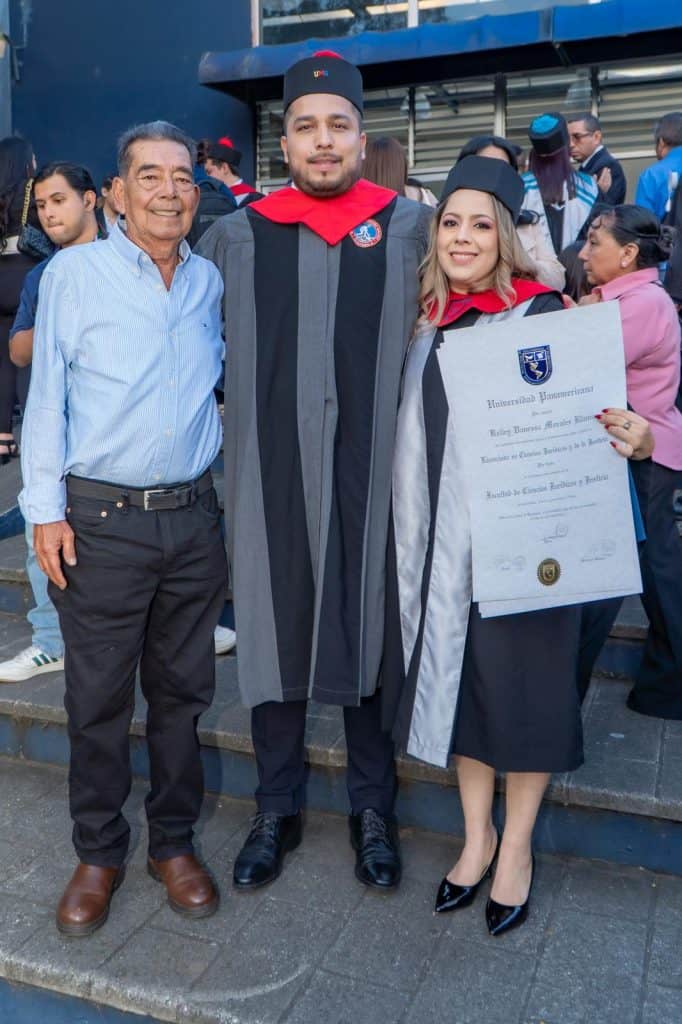 El padre y el hermano de Kelley Morales asistieron a su graduación: su hermano que también es abogado fue su padrino. – SoyMigrante.com REVISTA – SoyMigrante.com REVISTA El padre y el hermano de Kelley Morales asistieron a su graduación: su hermano que también es abogado fue su padrino.