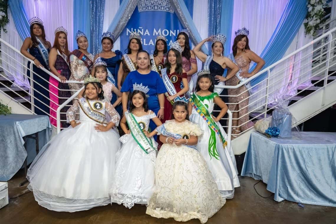 Histórica toma de las participantes en el certamen Niña Moja Blanca, Miss y Mrs. Guatemala-Connecticut 2026. Al centro se encuentra la organizadora Wendy Lobos, quien prosigue la ruta trazada por el migrante guatemalteco Leonel Arenas, cofundador del certamen, quien ahora radica en España. (Foto cortesía Rojas Eloy)