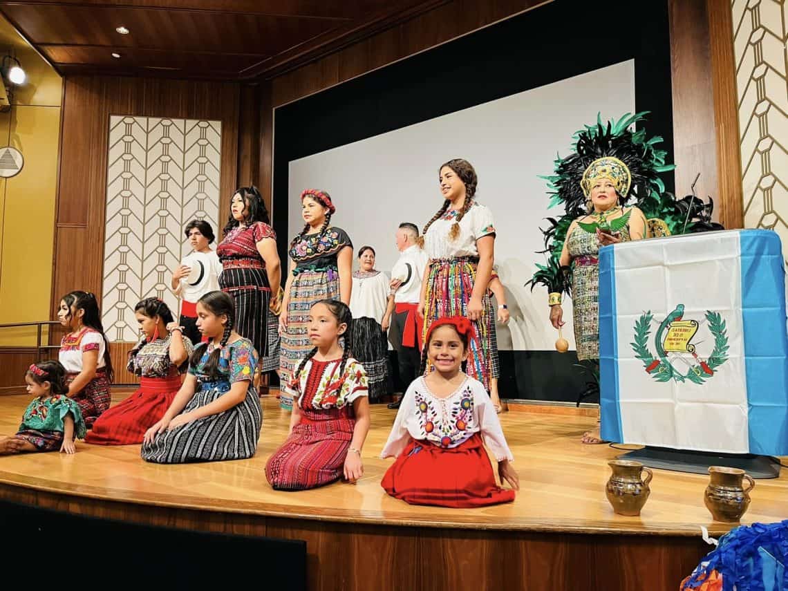 La valoración de la multiculturalidad guatemalteca es uno de los pilares que han sostenido este certamen por 15 años. Instante de una presentación con indumentarias tradicionales.