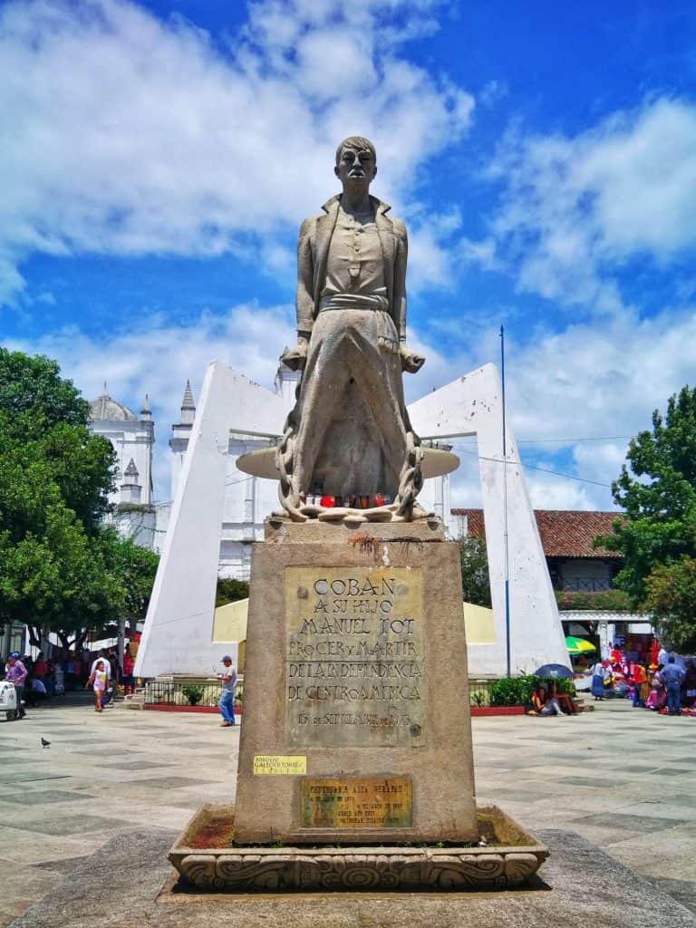 Monumento a Manuel Tot en el parque central de Cobán, Alta Verapaz. Escultura del maestro Rodolfo Galeotti Torres.,