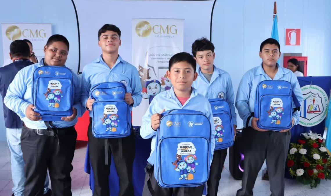Fotografía de redes sociales de Conamigua en la que se presenta una reciente entrega de mochilas decoradas con un personaje denominado Conamigo, que invita a los niños y jóvenes de provincia a "tomar la mochila para estudiar en lugar de migrar". – SoyMigrante.com REVISTA – SoyMigrante.com REVISTA Fotografía de redes sociales de Conamigua en la que se presenta una reciente entrega de mochilas decoradas con un personaje denominado Conamigo, que invita a los niños y jóvenes de provincia a "tomar la mochila para estudiar en lugar de migrar".