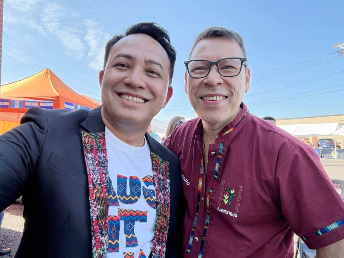 Juan Valdéz y Pablo Pineda, dos guatemaltecos migrantes de gran proyección positiva, asistieron al acto cívico y cultural en el Consulado de Chicago