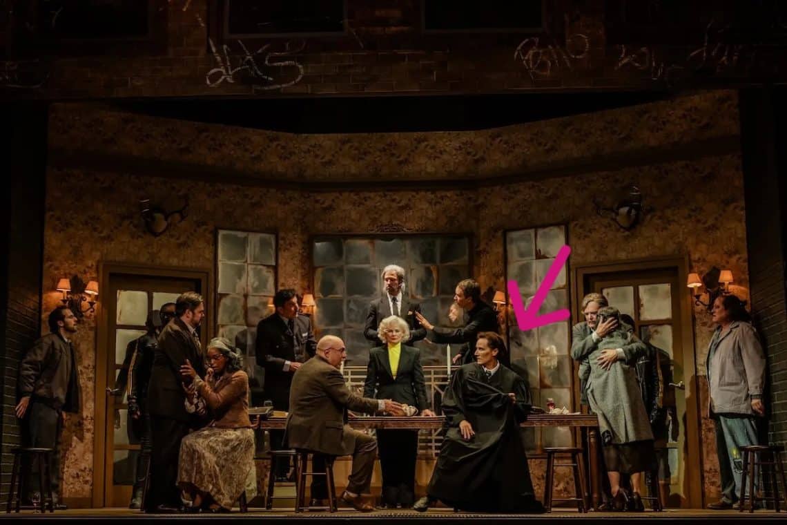 En la obra teatral La Visita, que se presenta actualmente en Pasadena, el actor guatemalteco Christian Barillas interpreta el papel de El Profesor, en un pueblo tentado por una millonaria que ofrece una recompensa en dinero a cambio de un crimen. El profesor que es el mayor intelectual del poblado, repudia tal ofrecimiento, pero después poco a poco duda. Fotografía Ken Loch, del sitio web de The Visit, Pasadena Play House.