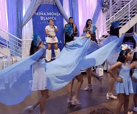 La cantautora guatemalteca Wendy DGi, radicada en Nueva York, presentó su emblemático tema Reinas de Belleza, ante el público y con coreografía de las candidatas. Para escuchar el tema completo, clic en la imagen.