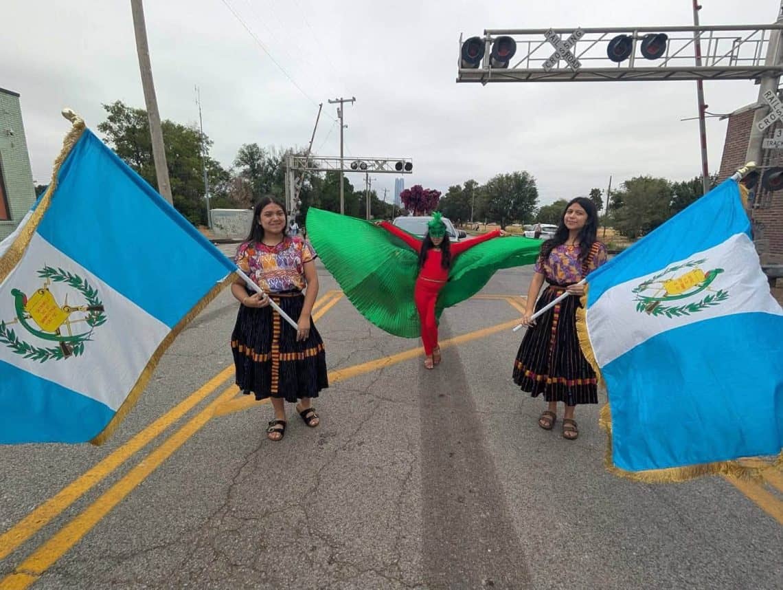 La presencia de la comunidad guatemalteca siempre resalta por su entusiasmo y simbología. Niñas participantes en el Desfile de las Américas, en Oklahoma. La asociación Guatemaltecos en Oklahoma presentó una vistosa carroza, acompañada de guatemaltecos residentes y sus familias. (Foto Guatemaltecos en Oklahoma)