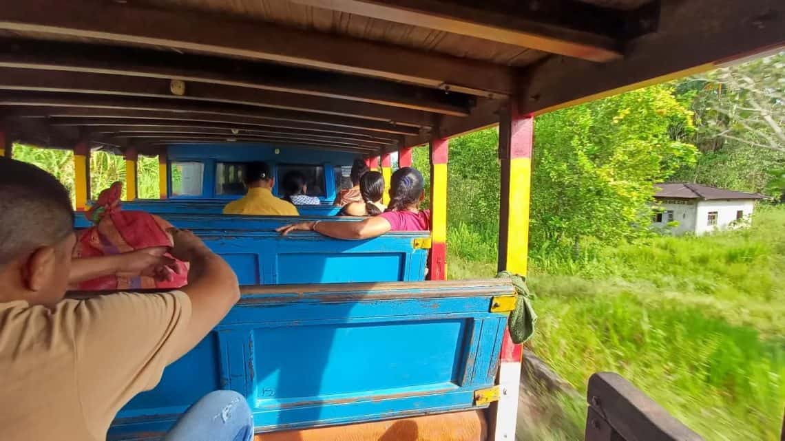 Al pasar la frontera de Colombia hacia Ecuador, Bonifaz Aldana abordó uno de estos peculiares buses. Recorrió así unos 35 kilómetros enmedio de la Amazonía ecuatoriana.
