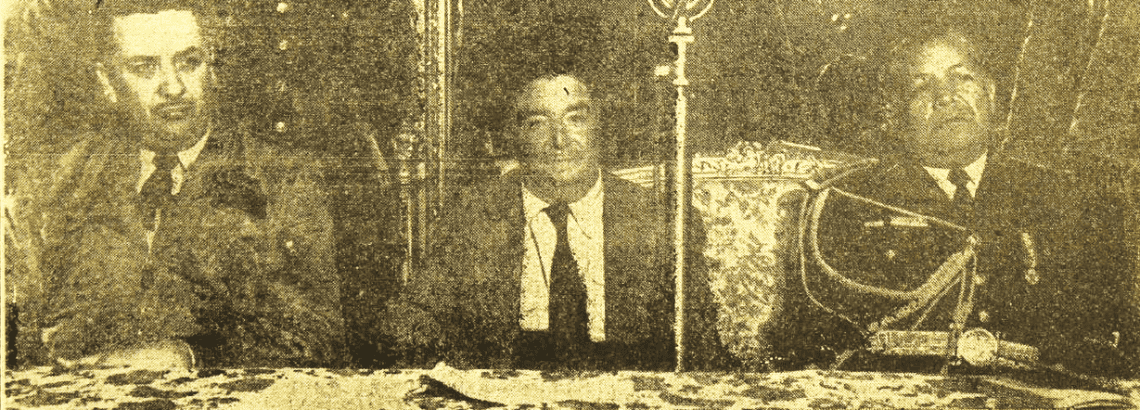 Fotografía histórica del 26 de octubre de 1957 cuando el coronel Guillermo Flores AVendaño asume la presidencia. Arriba)'. A la izquierda, el coronel Oscar Mendoza, , quien presidió la junta militar de dos días y el licenciado Federico Carbonell, presidente del Congreso Nacional