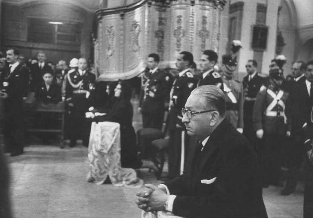 Luis Arturo González López (1900-1965) era un abogado, civil, que fue designado presidente provisional por el Congreso debido a que era el Primer Designado a la Presidencia. En esta fotografía reza ante el féretro del mandatario Carlos Castillo Armas, asesinado en extrañas circunstancias en la Casa Presidencial la noche del viernes 26 de julio de 1957. González asumió el 27 de julio. – SoyMigrante.com REVISTA Luis Arturo González López (1900-1965) era un abogado, civil, que fue designado presidente provisional por el Congreso debido a que era el Primer Designado a la Presidencia. En esta fotografía reza ante el féretro del mandatario Carlos Castillo Armas, asesinado en extrañas circunstancias en la Casa Presidencial la noche del viernes 26 de julio de 1957. González asumió el 27 de julio.