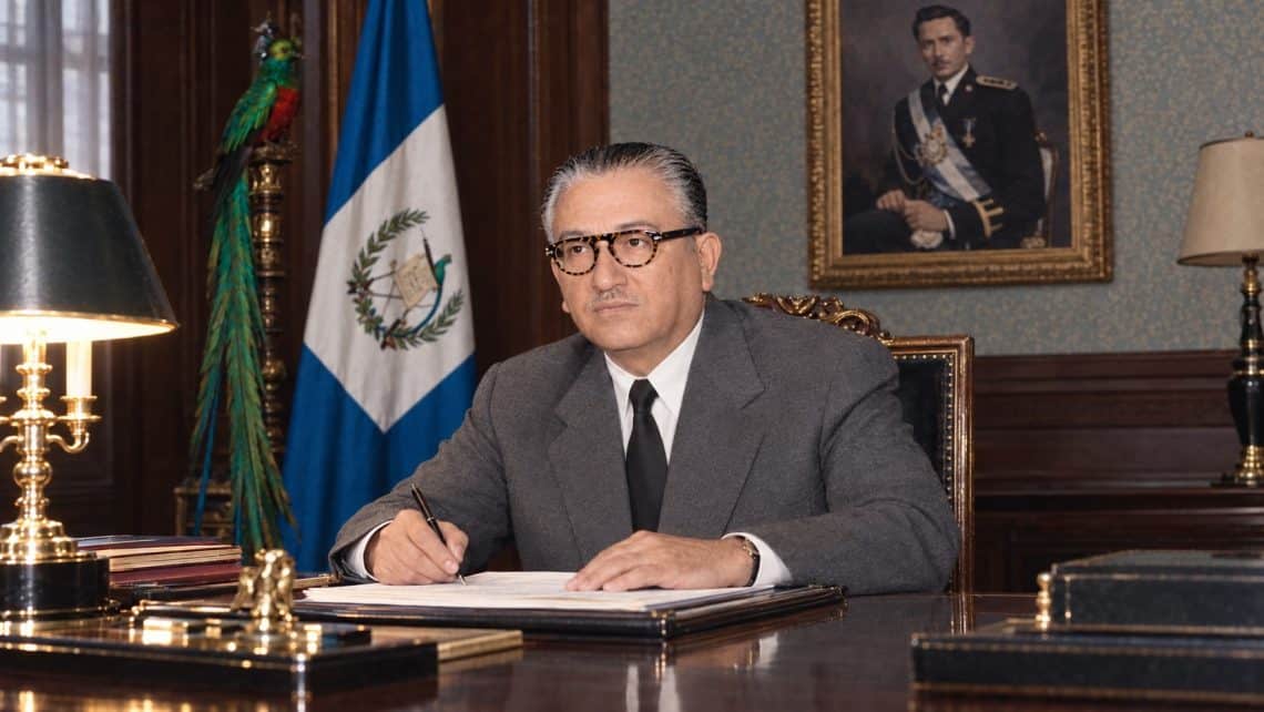 Luis Arturo González sería uno de los dos civiles que ocuparían la presidencia entre 1951 y 1985, debido a un predominio de pugnas militares. Fue designado mandatario legalmente por el Congreso el 27 de julio de 1957 y convocó a elecciones que se celebraron el 20 de octubre. Al perder el general Miguel Ydígoras, reclamó un supuesto fraude, que después condujo al derrocamiento de González, que se hizo de forma muy disimulada, pues el 24 de octubre solo se hizo un comunicado sobre su salida. Un triunvirato militar quedó al mando por dos días. (Ilustración IA basada en un retrato histórico del licenciado Luis Arturo González López (1900-1965) – SoyMigrante.com REVISTA Luis Arturo González sería uno de los dos civiles que ocuparían la presidencia entre 1951 y 1985, debido a un predominio de pugnas militares. Fue designado mandatario legalmente por el Congreso el 27 de julio de 1957 y convocó a elecciones que se celebraron el 20 de octubre. Al perder el general Miguel Ydígoras, reclamó un supuesto fraude, que después condujo al derrocamiento de González, que se hizo de forma muy disimulada, pues el 24 de octubre solo se hizo un comunicado sobre su salida. Un triunvirato militar quedó al mando por dos días. (Ilustración IA basada en un retrato histórico del licenciado Luis Arturo González López (1900-1965)