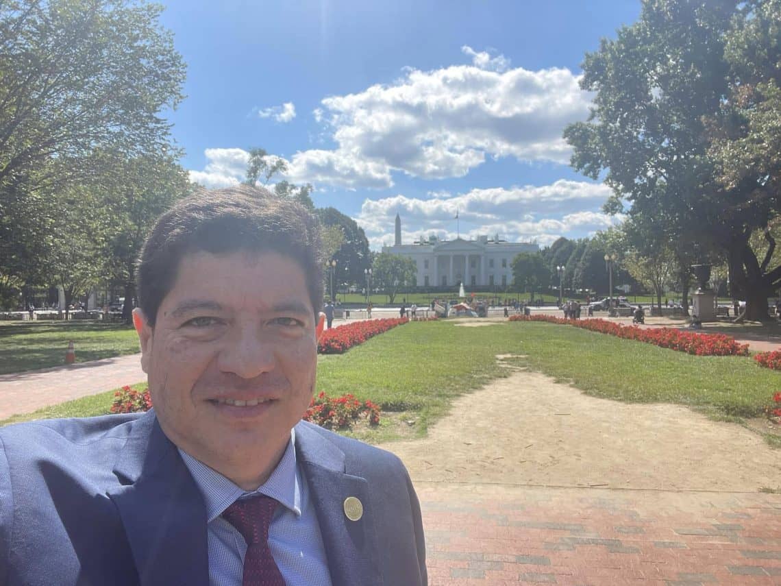 El proyecto más ambicioso que hoy por hoy está apoyando el politólogo Miguel Ángel González es la llamada Carta de Nueva York, una hoja de compromiso que se propondrá a los partidos políticos de Guatemala y sus presidenciables, para crear acuerdos mínimos que se respeten para trazar una ruta de mejor desarrollo para el país.