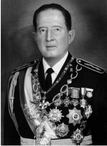 El general Miguel Ydígoras Fuentes gustaba de lucir múltiples condecoraciones que había recibido a lo largo de su carrera militar y diplomática. Foto histórica.