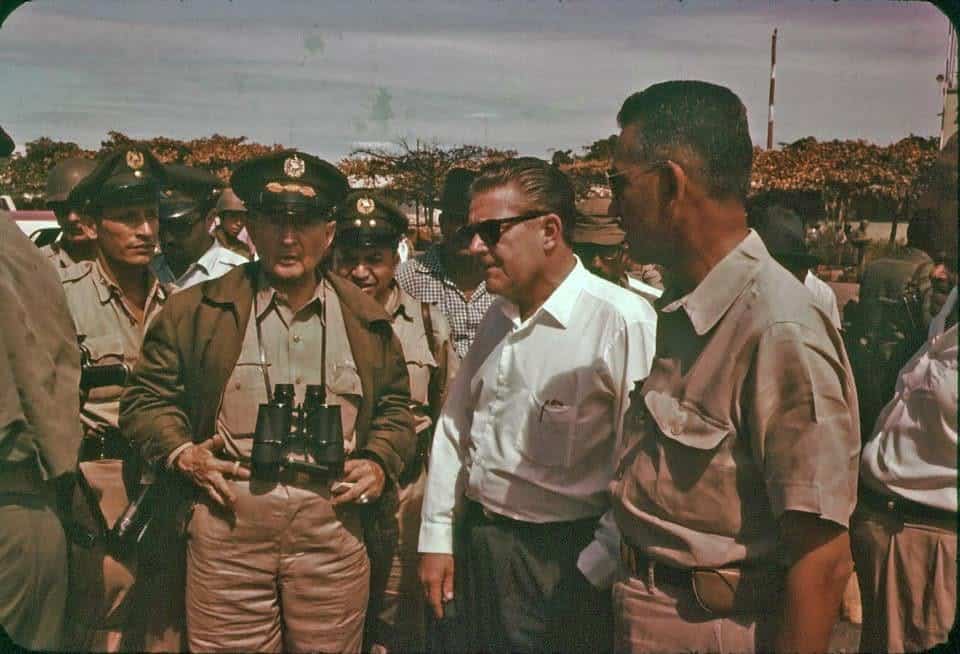 El general Miguel Ydígoras Fuentes (1894-1982) con binoculares, supervisa las operaciones de búsqueda y captura de los oficiales y soldados que se rebelaron contra su gobierno e intentaron derrocarlo el 13 de noviembre de 1960. Dicho movimiento fue sofocado, pero daría origen al Conflicto Armado Interno de Guatemala, que duró 36 años.