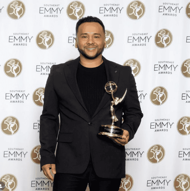 Oseas Marroquin guatemalteco que ha ganado dos Emmy regionales como camarógrafo y productor en la TV de Estados Unidos – SoyMigrante.com REVISTA Oseas Marroquin guatemalteco que ha ganado dos Emmy regionales como camarógrafo y productor en la TV de Estados Unidos
