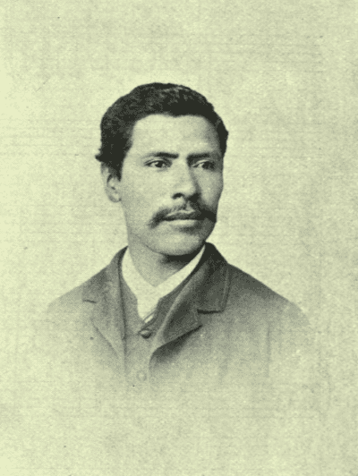 Retrato de Rafael Álvarez Ovalle, compositor de la Música del Himno Nacional de Guatemala publicado por la revista La Ilustración en 1897, es decir, en el año en que se oficializó su melodía como parte integral del Himno Nacional de Guatemala. Es necesario valorar esta imagen, porque usualmente se presenta su fotografía de etapa de ancianidad, cuando en realidad lucía así al momento del emblemático triunfo.