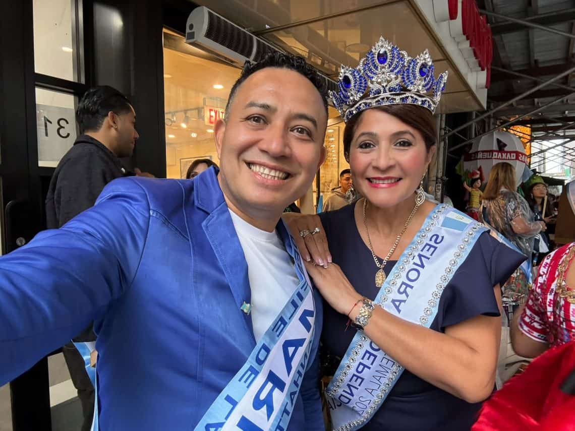El comunicador y animador guatemalteco Juan Valdez comparte con Julie Ciani, Mrs. Guatemala Nueva York, durante el Desfile Hispanoamericano 2026. – SoyMigrante.com REVISTA – SoyMigrante.com REVISTA El comunicador y animador guatemalteco Juan Valdez comparte con Julie Ciani, Mrs. Guatemala Nueva York, durante el Desfile Hispanoamericano 2026.