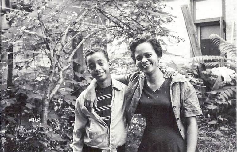 Fotografía de Arturo Lindsay a los 12 años, poco después de haber llegado a Brooklyn, New York, junto con su mamá.