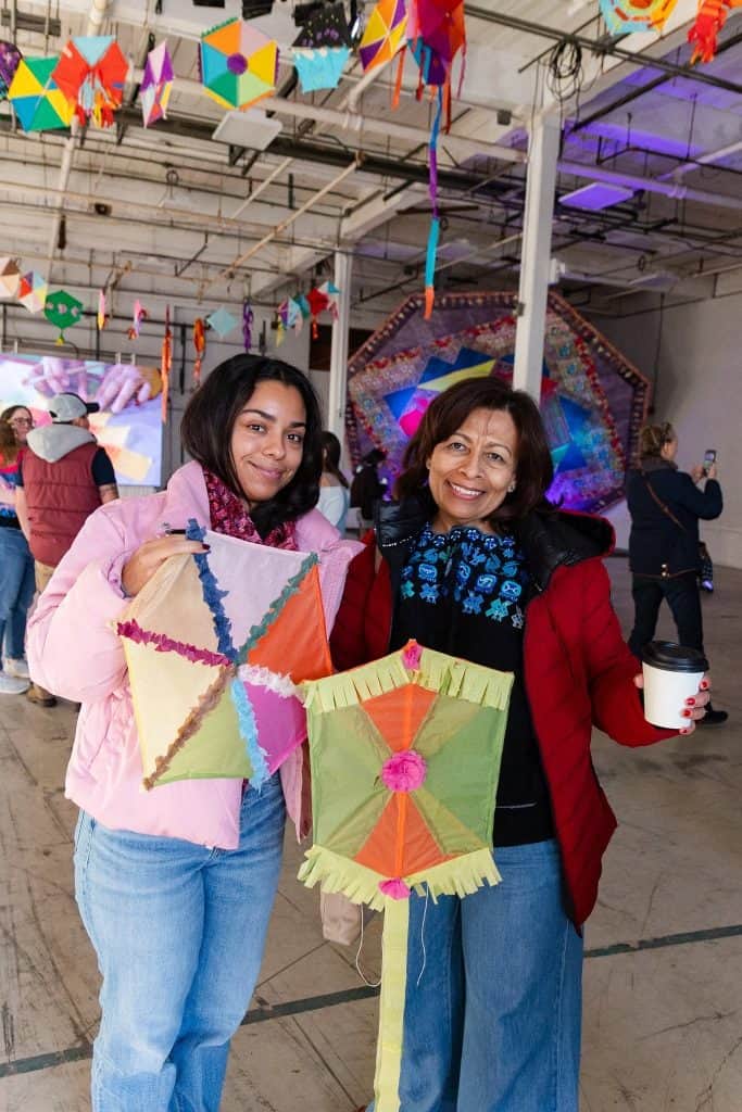La exhibición de barriletes gigantes guatemaltecos elaborados en Rhode Island y también en Sumpango, Sacatepéquez se complementa con el taller de elaboración de cometas por el grupo Cotorros Audaces de Sacatepéquez, este domingo 1 de noviembre, patrocinado por el Guatemalan Center of New England – SoyMigrante.com REVISTA – SoyMigrante.com REVISTA La exhibición de barriletes gigantes guatemaltecos elaborados en Rhode Island y también en Sumpango, Sacatepéquez se complementa con el taller de elaboración de cometas por el grupo Cotorros Audaces de Sacatepéquez, este domingo 1 de noviembre, patrocinado por el Guatemalan Center of New England
