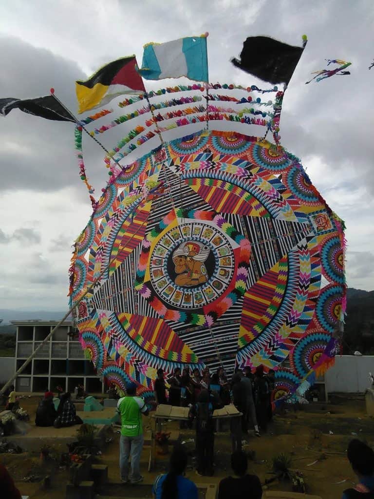 Como si el tiempo no pasara y a la vez se hiciera permanente el recuerdo: barriletes gigantes de Santiago Sacatepéquez en 2016