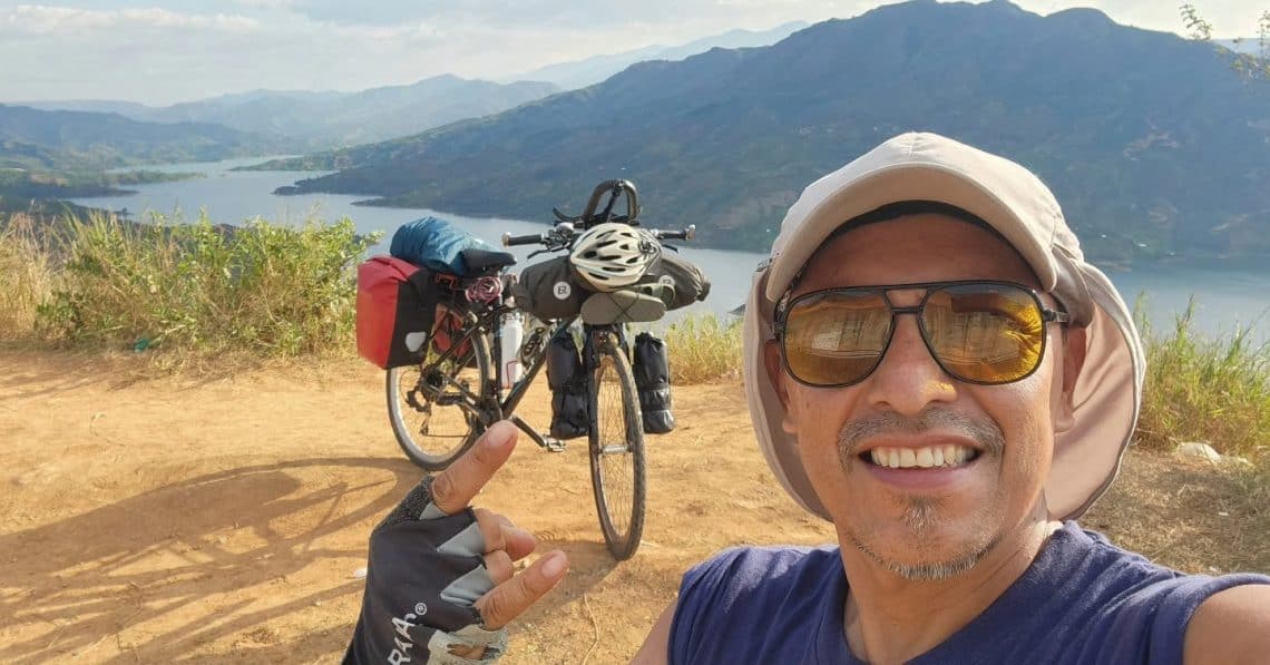 Bonifaz Aldana, cicloviajero guatemalteco tiene como meta llegar hasta la Patagonia. Estuvo durante 88 días en Colombia y acaba de cruzar hacia Ecuador, cuya región amazónica recorrerá en busca de la frontera con Perú. Esta foto es cuando todavía estaba en Colombia.