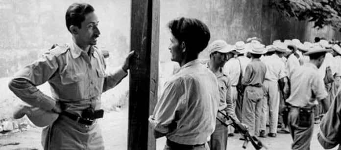 Fotografía del coronel Carlos Castillo Armas, dando instrucciones durante la campaña militar que incursionó desde Honduras y avanzó hacia la capital. Sufrió derrotas ante el Ejército Nacional pero el apoyo de Estados Unidos fue decisivo para obligar al presidente Arbenz a renunciar.