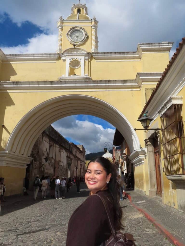 A inicios de 2026, Gabriela Ulloa visitó Guatemala y vivió la emoción de reconectar con las raíces de uno de sus abuelos, originario de Quetzaltenango. Esta experiencia le dio aún más profundidad a su orgullo y raíces chapinas. – SoyMigrante.com REVISTA – SoyMigrante.com REVISTA A inicios de 2026, Gabriela Ulloa visitó Guatemala y vivió la emoción de reconectar con las raíces de uno de sus abuelos, originario de Quetzaltenango. Esta experiencia le dio aún más profundidad a su orgullo y raíces chapinas.