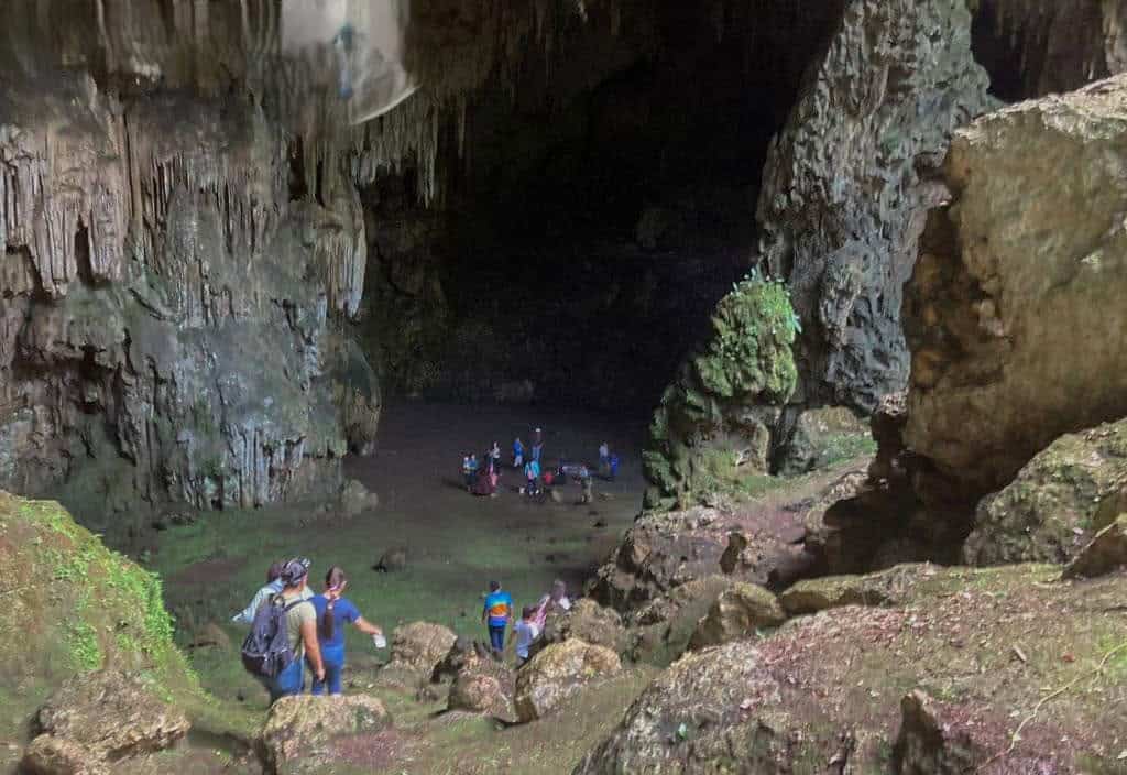 La sola entrada a las cuevas de Naj Tunich en Petén brinda un espectáculo de bienvenida, con la roca milenaria y la idea del inframundo maya en mente. (Foto Municipalidad de Poptún) – SoyMigrante.com REVISTA La sola entrada a las cuevas de Naj Tunich en Petén brinda un espectáculo de bienvenida, con la roca milenaria y la idea del inframundo maya en mente. (Foto Municipalidad de Poptún)