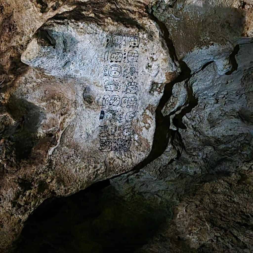 Estas pinturas rupestres (es decir, sobre paredes de roca) en las cuevas de Naj Tunich, en Petén, constituyen un tesoro único en el mundo, que debe ser cuidado y respetado. Está prohibido y está penalizado cualquier tipo de grafiti, pinta o daño en el interior de este sistema subterráneo. – SoyMigrante.com REVISTA Estas pinturas rupestres (es decir, sobre paredes de roca) en las cuevas de Naj Tunich, en Petén, constituyen un tesoro único en el mundo, que debe ser cuidado y respetado. Está prohibido y está penalizado cualquier tipo de grafiti, pinta o daño en el interior de este sistema subterráneo.