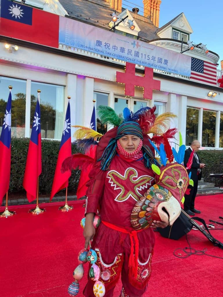 Alejandro Rax efectuó una breve presentación de la Danza de las Guacamayas en la embajada de Taiwan en Washington, D.C. – SoyMigrante.com REVISTA – SoyMigrante.com REVISTA Alejandro Rax efectuó una breve presentación de la Danza de las Guacamayas en la embajada de Taiwan en Washington, D.C.
