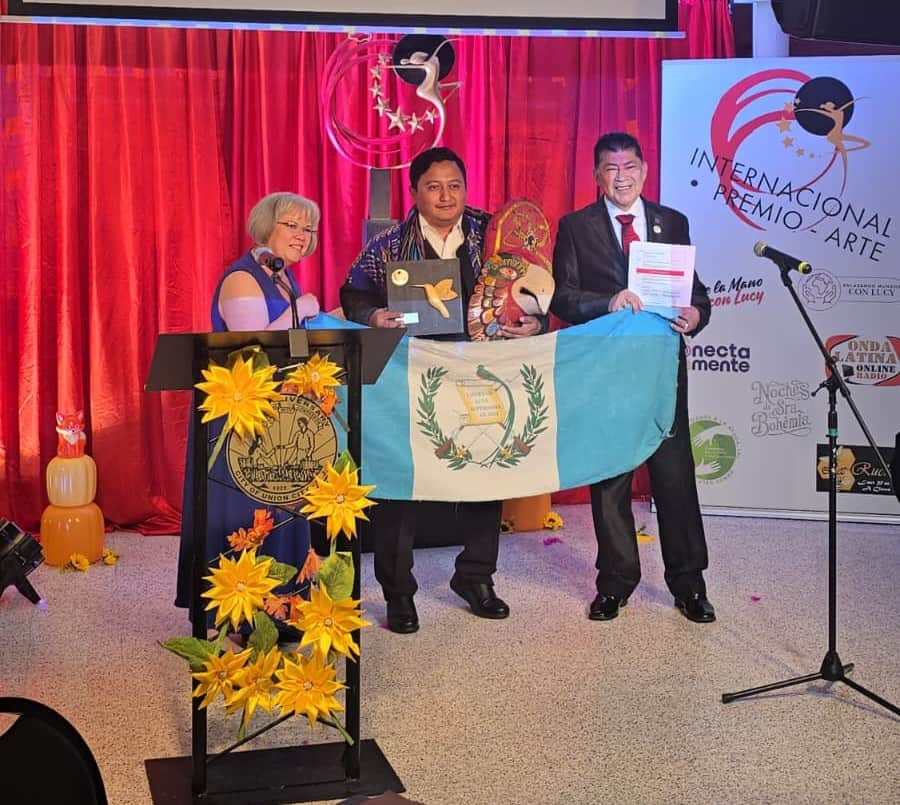 Este es el momento en que Juan Alejandro "Xixo" Rax recibe el galardón en nombre de la Danza de las Guacamayas, en Nueva York – SoyMigrante.com REVISTA – SoyMigrante.com REVISTA Este es el momento en que Juan Alejandro "Xixo" Rax recibe el galardón en nombre de la Danza de las Guacamayas, en Nueva York