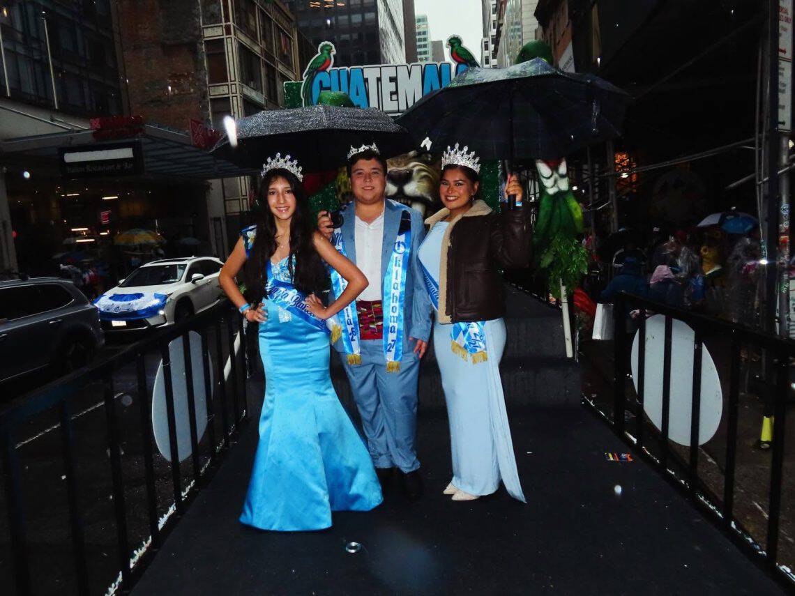 La comunidad guatemalteca en Oklahoma también se hizo presente con la participación de la Niña Monja Blanca Oklahoma: Mia Angeli Abdo, Mr. Guatemala-Oklahoma: Guillermo Arturo Fuentes Rosales y Miss Guatemala-Oklahoma: Gabriela Ulloa, en el Desfile Hispanoamericano de Nueva York. – SoyMigrante.com REVISTA – SoyMigrante.com REVISTA