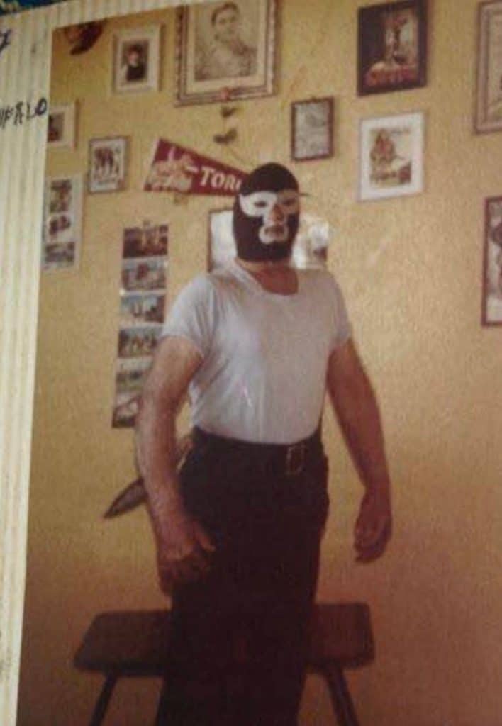 El recuerdo del abuelo que lo llevaba a ver las películas de El Santo y Blue Demon, pero que también era el luchador Kid Buffalo, siempre acompaña el corazón de niño de Álvaro Cervantes, diseñador gráfico y creador musical radicado en Ontario Canadá