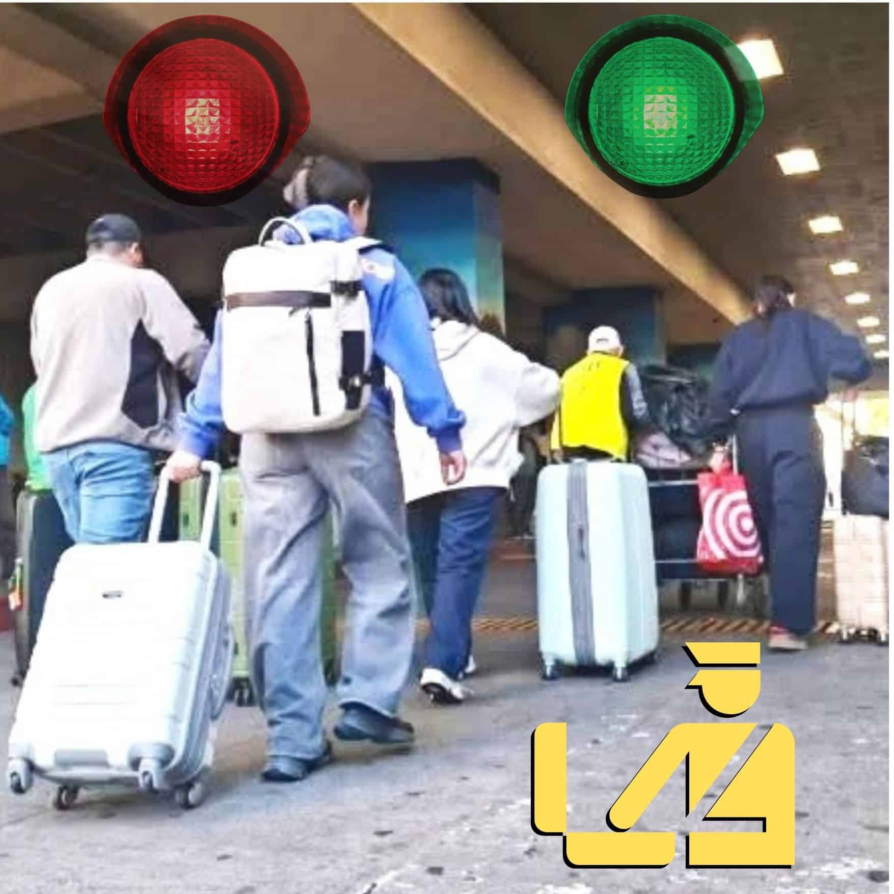 equipaje exento impuestos articulos pago regalos viajeros migrantes – SoyMigrante.com REVISTA Group of travelers with rolling suitcases waiting in line at airport security checkpoint in a busy terminal.