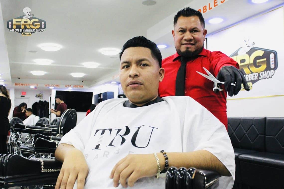 La atención de calidad, la actitud de servicio y también saber escuchar al cliente son las claves del éxito de Frank López, barbero guatemalteco originario de Cunén, Quiché, quien trabaja en Nueva York desde hace 22 años.