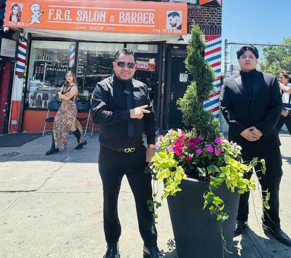 Frank Lopez aprendió a ser barbero desde los 14 años en Cunén, Quiché, pero nunca imaginó que aquel oficio fuera a ser la clave de su éxito como migrante en Nueva York, junto a sus hermanos. En honor de esa unión de los tres nombró FRG a sus barberías, que ya tienen cuatro locales.