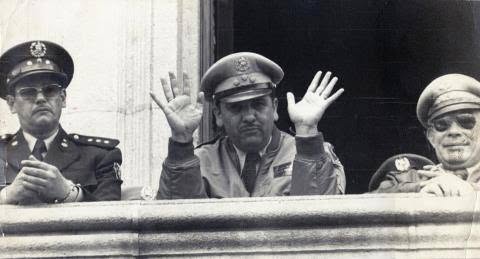 A través de un comunicado se divulgó la salida del presidente Luis Arturo González, el 24 de octubre de 1957. Queda al frente del gobierno un triunvirato militar integrado por los coroneles Roberto Lorenzana Salazar, Oscar Mendoza y Gonzalo Yurrita Nova. Estuvieron dos días en el poder. – SoyMigrante.com REVISTA A través de un comunicado se divulgó la salida del presidente Luis Arturo González, el 24 de octubre de 1957. Queda al frente del gobierno un triunvirato militar integrado por los coroneles Roberto Lorenzana Salazar, Oscar Mendoza y Gonzalo Yurrita Nova. Estuvieron dos días en el poder.
