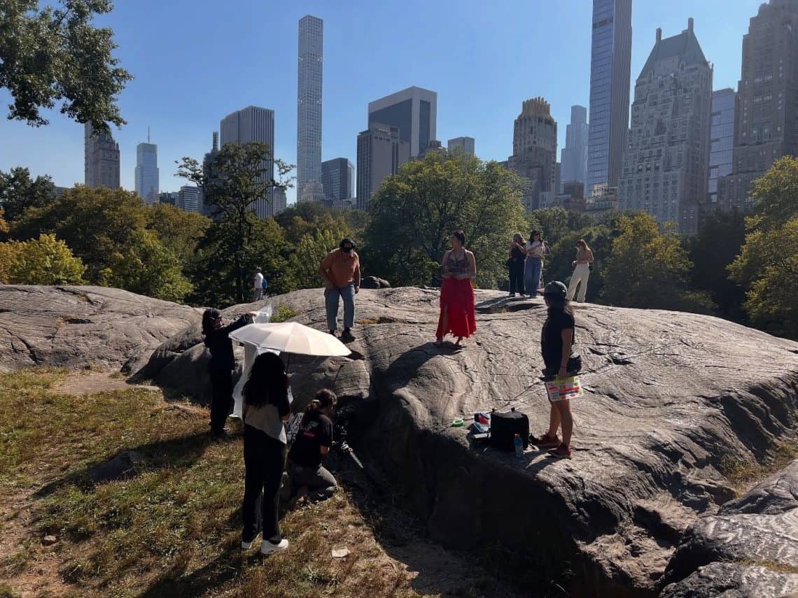 La guatemalteca Karina Onofre y la directora Ika Santamaría junto al equipo de producción del cortometraje Mounbound, un viaje ancestral, que refleja un mítico recorrido de una sacerdotisa maya contemporánea desde Nueva York a la Luna. (Foto cortesía Karina Onofre) – SoyMigrante.com REVISTA – SoyMigrante.com REVISTA La guatemalteca Karina Onofre y la directora Ika Santamaría junto al equipo de producción del cortometraje Mounbound, un viaje ancestral, que refleja un mítico recorrido de una sacerdotisa maya contemporánea desde Nueva York a la Luna. (Foto cortesía Karina Onofre)