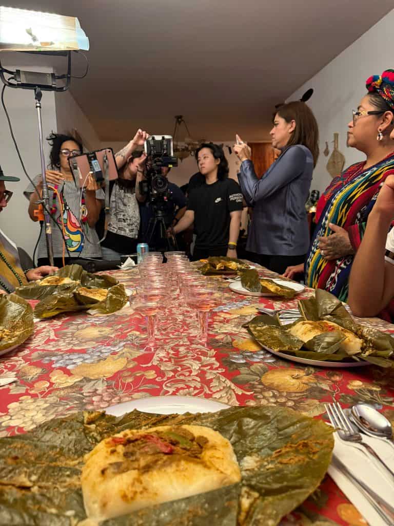 La identidad maya guatemalteca tiene un fuerte componente en el argumento del cortometraje Moonbound, un viaje ancestral, protagonizado por la guatemalteca Karina Onofre y producido en Nueva York, bajo la dirección de la cineasta Ika Santamaría. (Foto cortesía Karina Onofre) – SoyMigrante.com REVISTA – SoyMigrante.com REVISTA La identidad maya guatemalteca tiene un fuerte componente en el argumento del cortometraje Moonbound, un viaje ancestral, protagonizado por la guatemalteca Karina Onofre y producido en Nueva York, bajo la dirección de la cineasta Ika Santamaría. (Foto cortesía Karina Onofre)