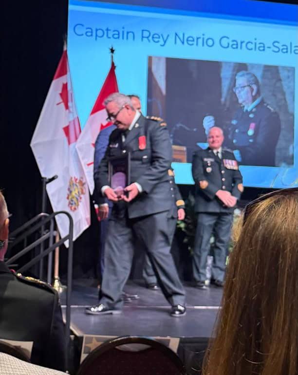 Emotivo momento: el capitán Rey García Salas, de origen guatemalteco e integrante de las Fuerzas Armadas Canadienses, desciende del podio tras recibir el reconocimiento por su aporte comunitario y labor de investigación histórica sobre la participación de latinoamericanos y guatemaltecos en dicha institucion militar. – SoyMigrante.com REVISTA Emotivo momento: el capitán Rey García Salas, de origen guatemalteco e integrante de las Fuerzas Armadas Canadienses, desciende del podio tras recibir el reconocimiento por su aporte comunitario y labor de investigación histórica sobre la participación de latinoamericanos y guatemaltecos en dicha institucion militar.
