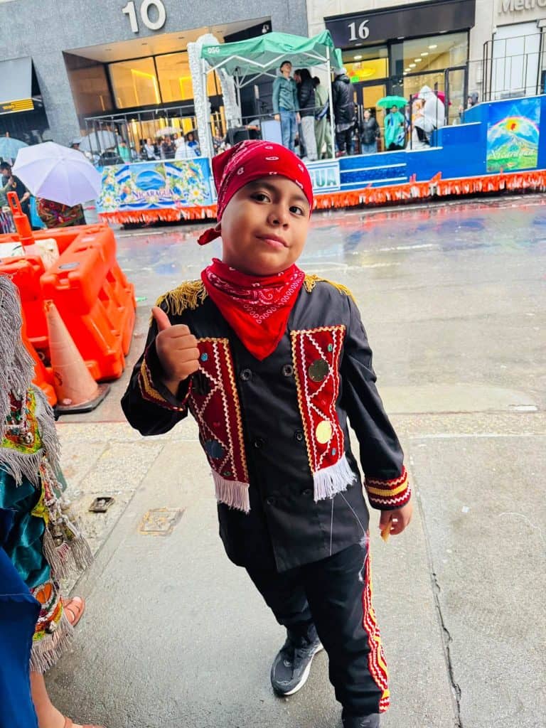 Vilma Tzoc, promotora cultural maya guatemalteca junto a su Grupo Multicultural de Danza Folkllórica de Nueva York participaron con entusiasmo en el 62 Desfile Hispanoamericano.