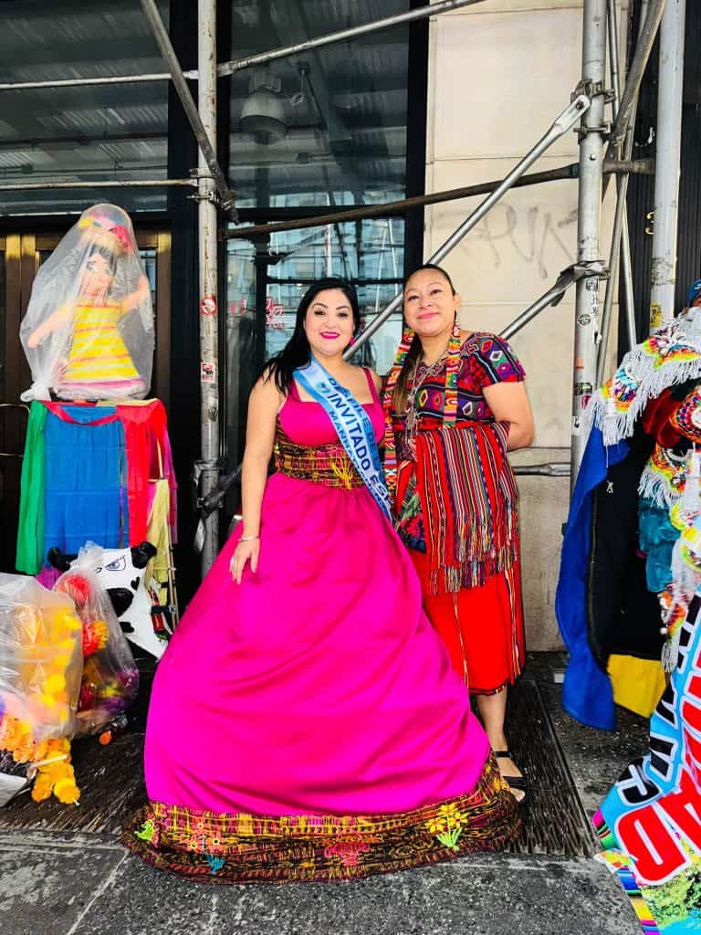 Vilma Tzoc, promotora cultural maya guatemalteca junto a su Grupo Multicultural de Danza Folkllórica de Nueva York participaron con entusiasmo en el 62 Desfile Hispanoamericano.