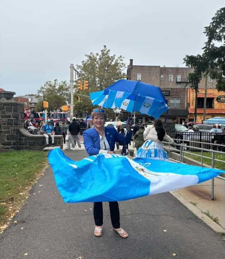 Dentro del Desfile Hispanoamericano de New Jersey con motivo del Mes de la Herencia Hispana, los guatemaltecos aportaron alegría, entusiasmo y también música, a cargo de la cantautora Wendy DGi.