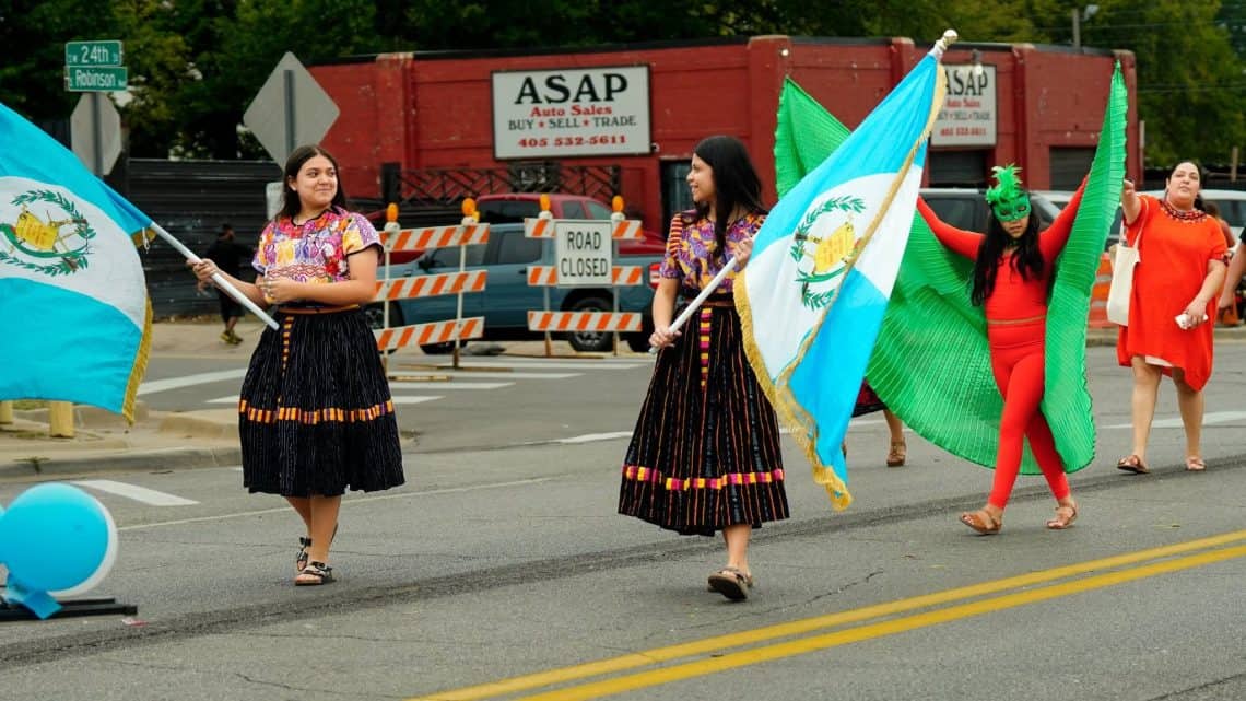Colorido, creatividad y mucho orgullo por las raíces multiculturales guatemaltecas distinguieron la representación de Guatemaltecos en Oklahoma durante el Desfile de las Américas, en Oklahoma City el sábado 3 de octubre, con motivo del Mes de la Herencia Hispana en Estados Unidos. (Fotos Guatemaltecos en Oklahoma)