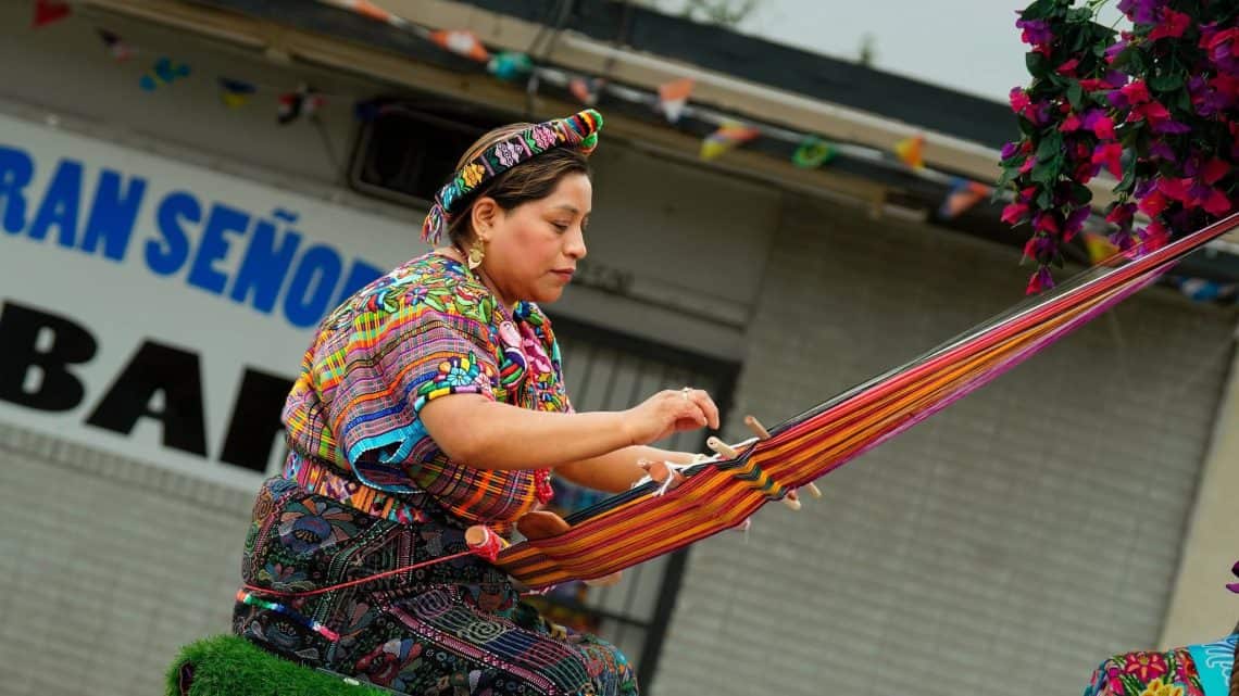 Colorido, creatividad y mucho orgullo por las raíces multiculturales guatemaltecas distinguieron la representación de Guatemaltecos en Oklahoma durante el Desfile de las Américas, en Oklahoma City el sábado 3 de octubre, con motivo del Mes de la Herencia Hispana en Estados Unidos. (Fotos Guatemaltecos en Oklahoma)