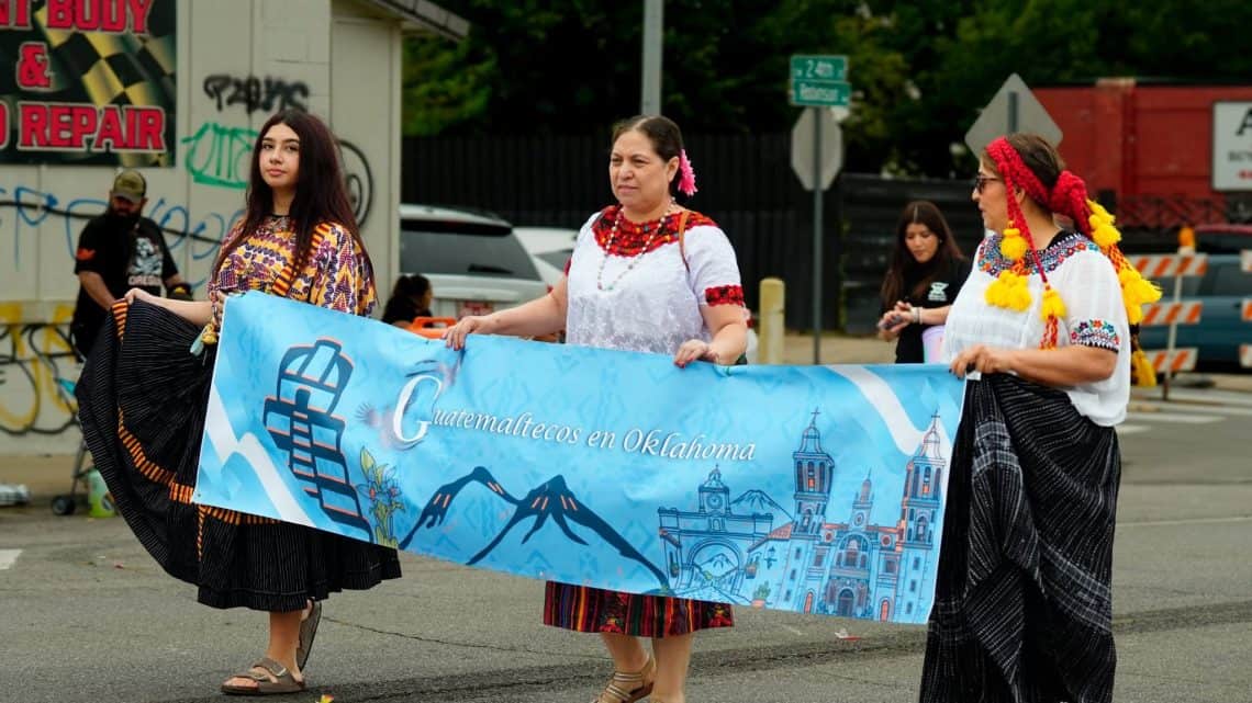 Colorido, creatividad y mucho orgullo por las raíces multiculturales guatemaltecas distinguieron la representación de Guatemaltecos en Oklahoma durante el Desfile de las Américas, en Oklahoma City el sábado 3 de octubre, con motivo del Mes de la Herencia Hispana en Estados Unidos. (Fotos Guatemaltecos en Oklahoma)