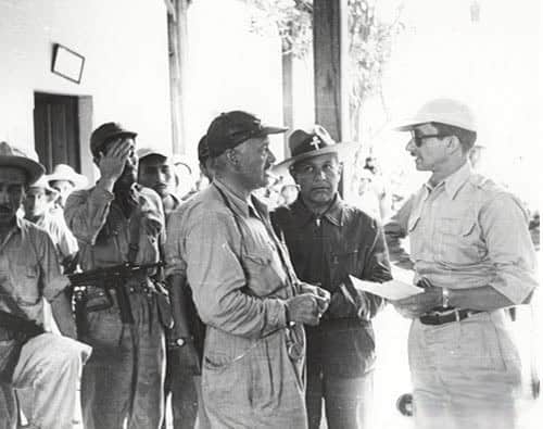 El coronel Guillermo Flores Avendaño (de sombrero con cruz) escuchando instrucciones del coronel Carlos Castillo Armas durante el avance de la Contrarrevolución en 1954 en contra del gobierno de Jacobo Árbenz Guzmán.