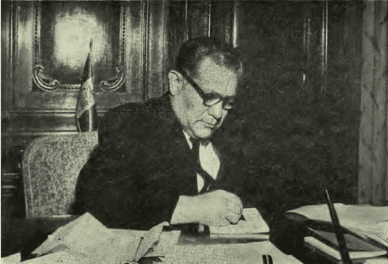 Fotografía del presidente Guillermo Flores Avendaño tomada en 1958 e incluida en sus memorias, publicadas en 1974.