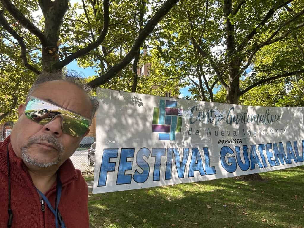 "Verdaderamente admirable lo que logró el Guatemalan Center of New England con este Festival", expresa Hugo Lazo, productor musical migrante guatemalteco radicado en Las Vegas, quien hizo posible la reprogramación y presentación de los Miseria Cumbia Band en el cierre del evento. (Foto cortesía Uay Balam producciones)