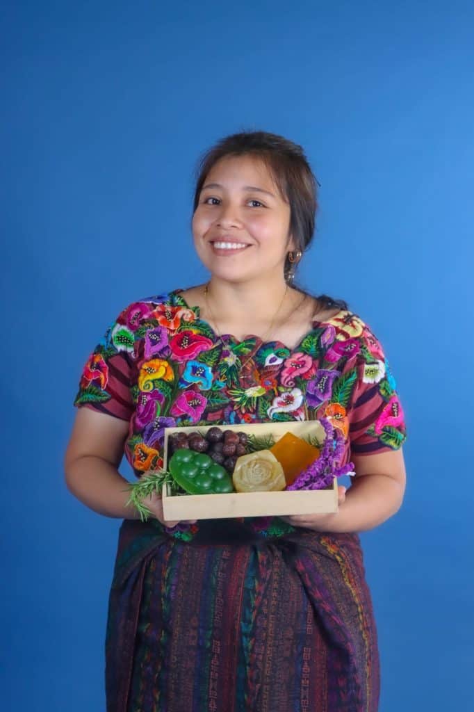 La sabiduría ancestral y los recuerdos de niñez se integraron con técnicas modernas de elaboración de jabonería artesanal en el emprendimiento 100% Orgánico. Disponible en MERCADO para entrega en todos los departamentos de Guatemala. CLIC EN LA IMAGEN PARA IR A LA TIENDA